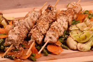 Brochette de poulet sur un lit de légumes (les bananes ne sont pas présentent)