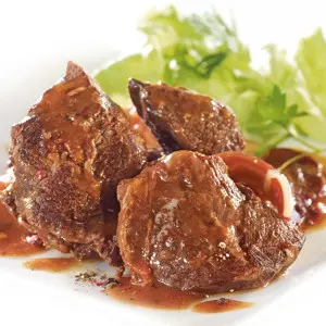 plat cuisiné de joue de boeuf en sauce.