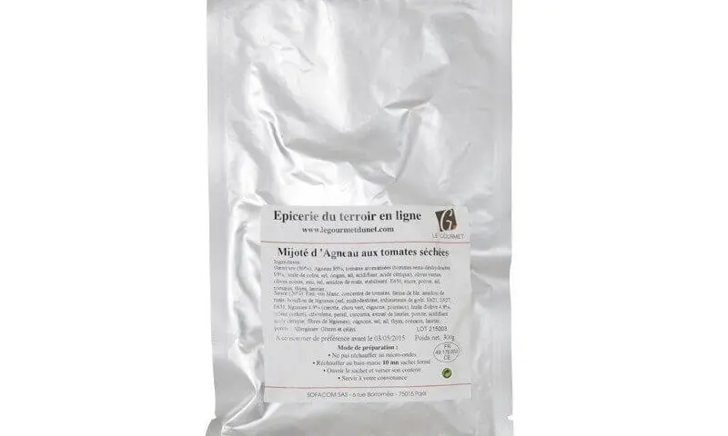 Sachet sous vide en aluminum contenant un plat cuisiné avec des produits de bonne qualité.