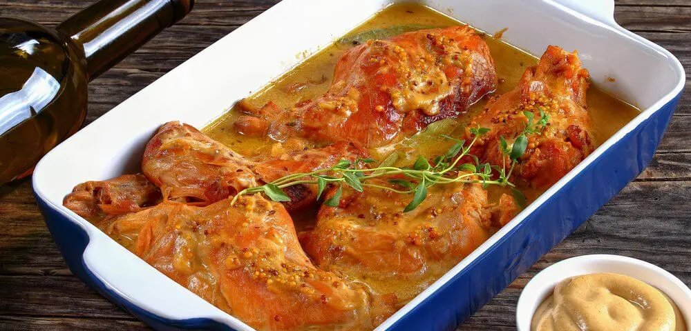 lapin rôti à la moutarde dans un plat spécial four