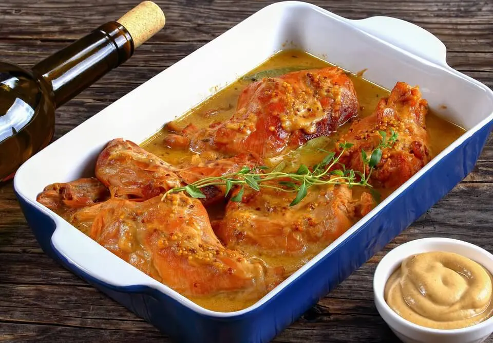 lapin rôti à la moutarde dans un plat spécial four