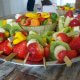 Brochettes de fruits, une assiette haute en couleur